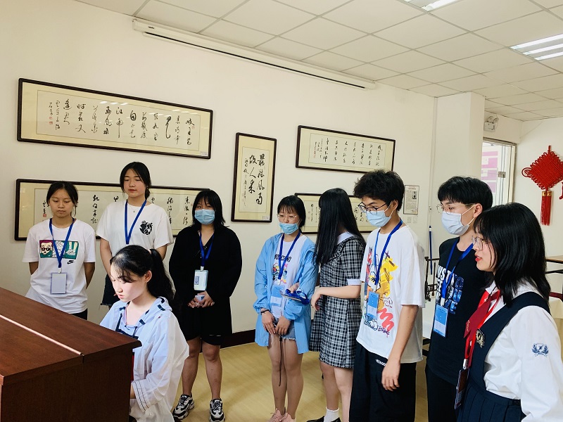 船舶工程学院学生会文娱部成员观摩钢琴演奏会