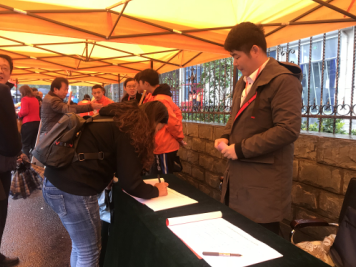 船舶工程学院校友报到现场