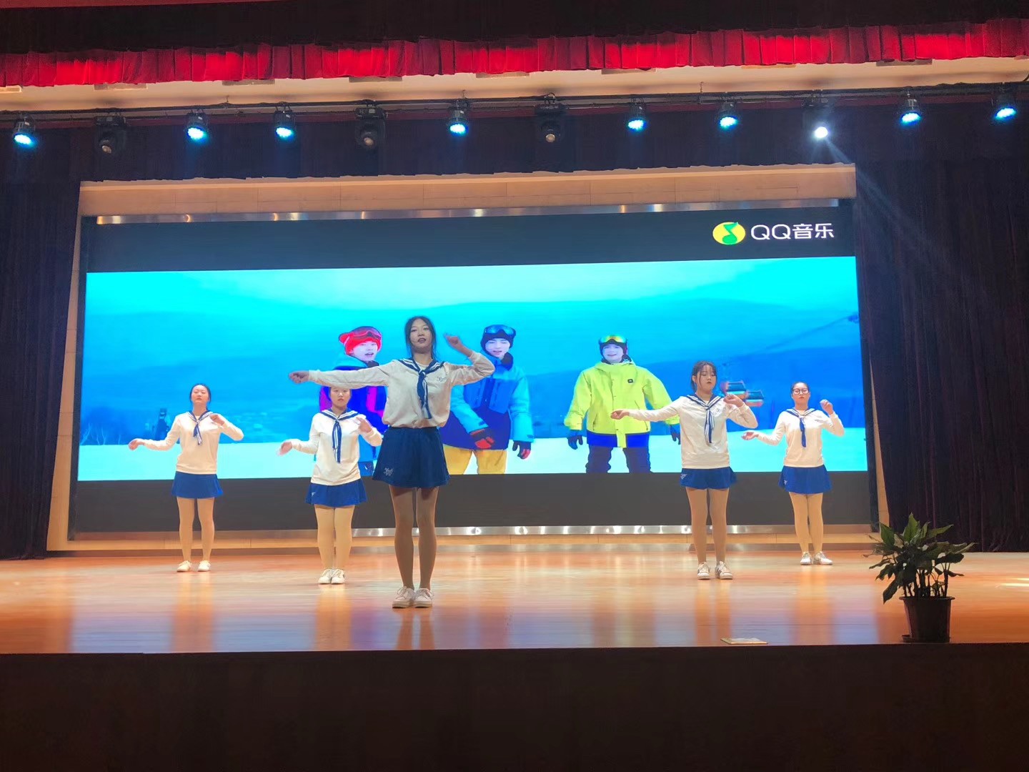 “激扬青春?舞动梦想”首届校园舞蹈大赛 船舶工程学院取得优异成绩