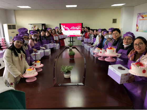 我校举办“时代女性?风采飞扬” —美丽“女神节”DIY蛋糕活动