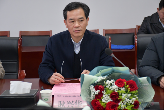 学校召开“巾帼心向党﹒奋进新征程”庆祝“三八”国际劳动妇女节座谈会