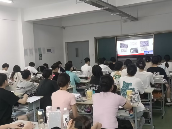 学校组织收看“人民至上是中国共产党永恒的执政理念”专题讲座