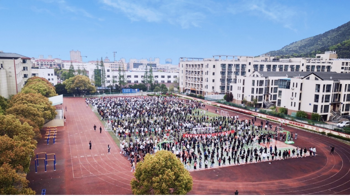 深入推进“两课两操一活动”，着力保障“阳光体育一小时”