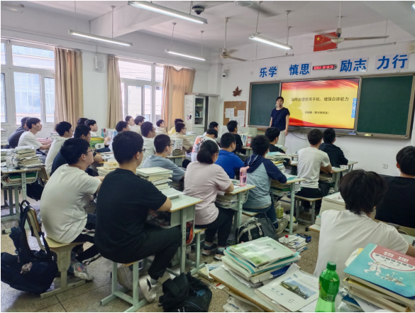 党员进班级开展座谈会活动