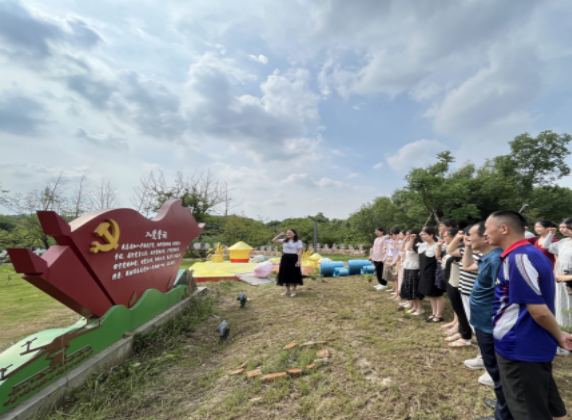 基础教学部党总支组织党员和思政教师参观无锡现代农业博览园