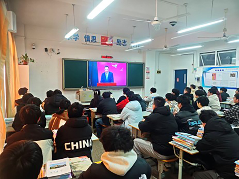 晨光里的宪法课 青春中的法治魂