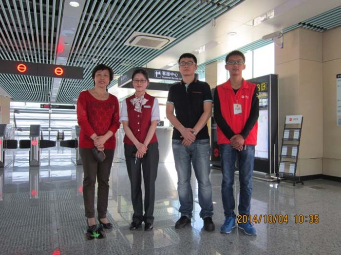 校团委慰问交通工程系国庆节地铁志愿者