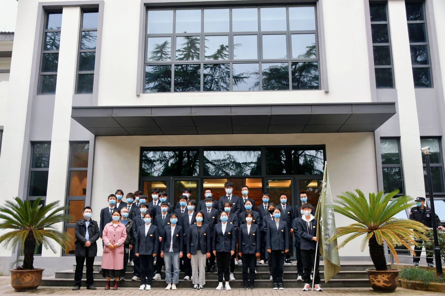 清明追思英烈志 砥砺奋进启新程