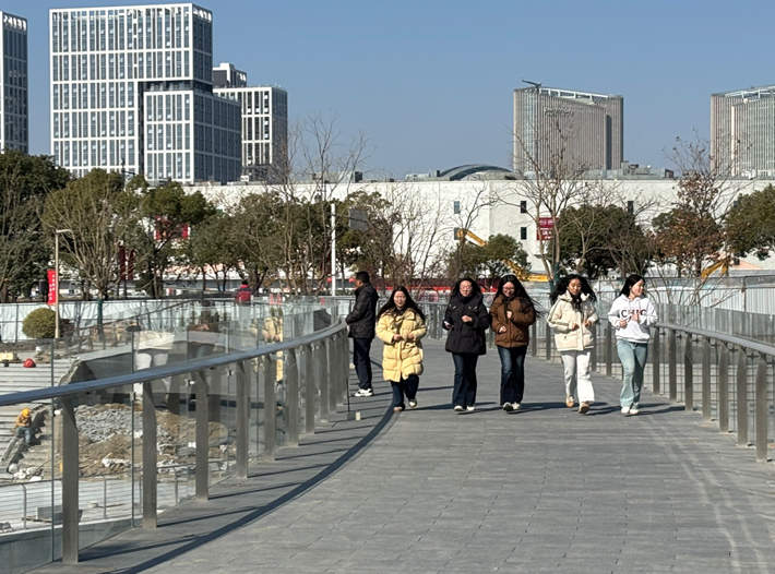 模拟人群荷载，探寻结构“心跳” ——交通工程学院学生参加桥梁共振测试