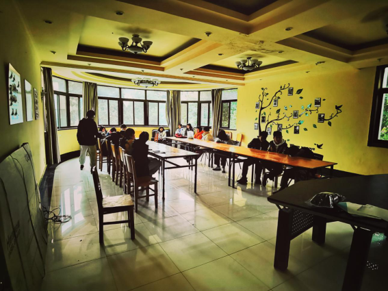 爱游戏ayx官方网页-爱游戏(中国)心理健康协会开展“盲人排队”朋辈团辅活动